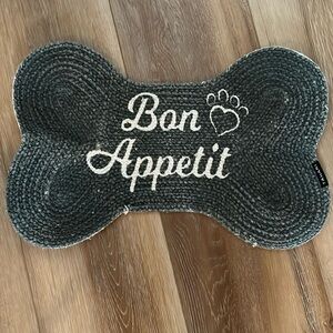 Tahari Bon Appetit pet rug for under water and food dishes - used good condition